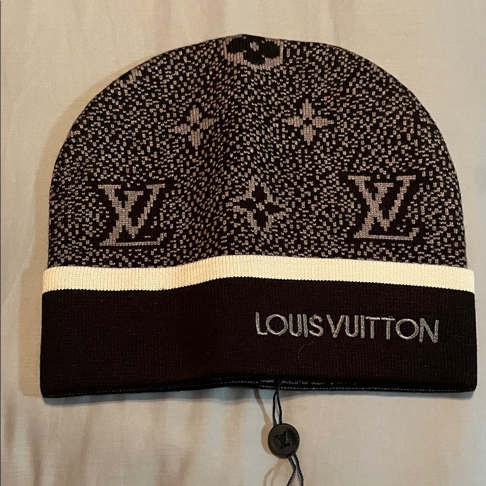 Louis Vuitton Black & White Monogram Knit Hat with Logo Cuff ( beenie)